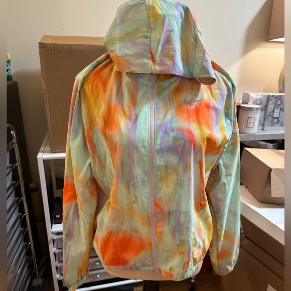 Like new Nike lightweight running rain jacket - Picture 6 of 10